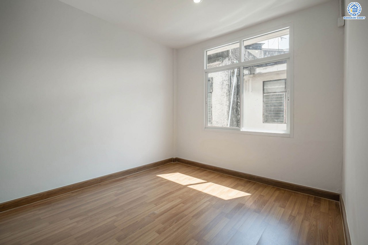 บ้านมือสองตกแต่งใหม่ โครงการ อยู่เจริญ วิภาวดี เนื้อที่ 21.2 ตร.ว. ฟังก์ชัน 2 ห้องนอน 2 ห้องน้ำ จอดรถได้ 2 คัน บนทำเลศักยภาพ หน้าโครงการติดถนนวิภาวดี ใกล้สนามบินดอนเมือง ฟิวเจอร์พาร์ครังสิต, ม.รังสิต จุดขึ้นทางด่วน "ดอนเมือง", โทลเวย์ วิภาวดี-รังสิต และรถไฟฟ้าสายสีแดง "สถานีรังสิต"